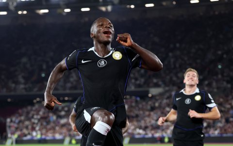 Moisés Caicedo anotó su primer gol de la temporada con Chelsea en Premier League.