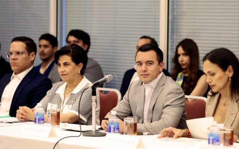 La canciller Gabriela Sommerfeld y la ministra de Energía, Inés Manzano, junto al presidente Noboa.