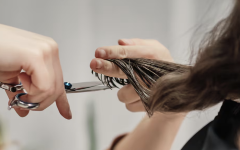 Muchas personas eligen cortar el cabello en Luna creciente para estimular el crecimiento fuerte y saludable.