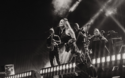 Visuales sincronizados, luces envolventes y una banda en vivo que acompañó cada interpretación con energía y precisión