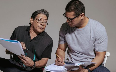 La dinámica actoral entre Lucho y Marlon es un eje principal de la obra.