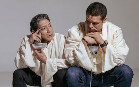 Roberto (Lucho Mueckay) se encarga de leccionar la vida teatral de Juan (Marlon Pantaleon), en medio de un aprendizaje mutuo.
