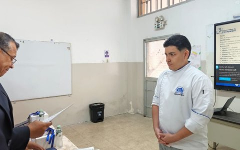 Abraham Defaz, estudiante de Gastronomía con un 35% de discapacidad intelectual, culminó su carrera con una destacada sustentación