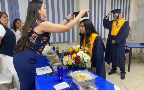 La estudiante Kerly Briones Vargas, con un 30% de discapacidad física en sus extremidades inferiores, logró graduarse con honores.