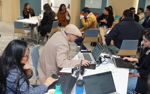 El nuevo reglamento interno restringirá que los funcionarios del Sercop usen celulares en las oficinas de la entidad.