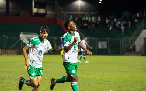 Bryan Angulo (d) fue asistido de inmediato en el lugar.