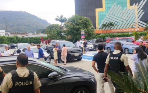 Personal del GIR inspecciona el Albán Borja tras el hallazgo de un paquete sospechoso, mientras funcionarios judiciales y usuarios fueron evacuados como medida preventiva.