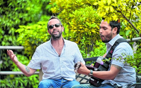 El músico colombiano es uno de los jueces invitados al popular programa de TV nacional, Yo me llamo.