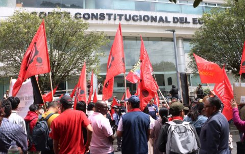 Colectivos sociales se concentraron en las afueras de la Corte Constitucional mientras se desarrollaba la audiencia.