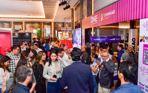 La feria Chokao 2025 se desarrolla en el Centro de Convenciones de la UEES.