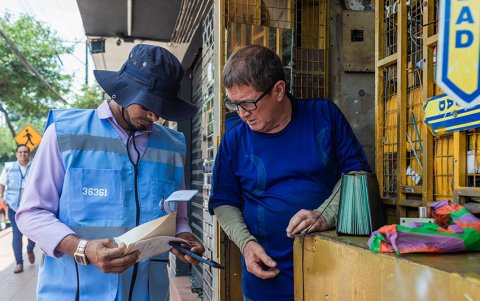Personal de la Dirección municipal de Justicia y Vigilancia en un recorrido por negocios.