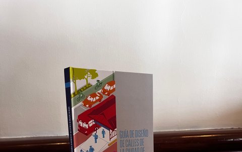 Ejemplares del documento fueron entregados a los presentes.