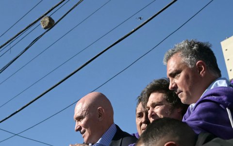 Milei es evacuado entre pedradas de una caravana electoral en la provincia de Buenos Aires