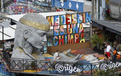 Medellín guarda en la ladera occidental un lugar que pasó de ser territorio vedado por el conflicto armado a parada obligada para turistas: la Comuna 13.