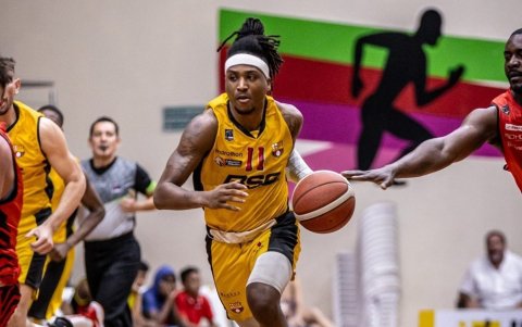 Emanuel Bunn (c), jugado refuerzo extranjero de Barcelona Caballito.