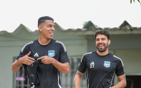 Luis Fernando León (i) junto a Alexander González luego de la práctica de Emelec.