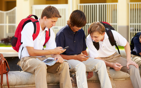 El Ministerio de Educación regula el uso de celulares en instituciones educativas del país.