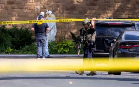 Los agentes de policía instalaron barreras tras un tiroteo en la iglesia Annunciation Church de Minneapolis el miércoles.