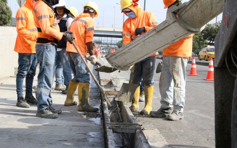 Personal municipal realiza las mejoras en la autopista Narcisa de Jesús.
