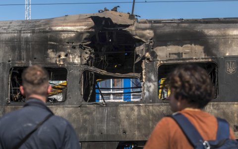 La gente observa un tren de pasajeros de alta velocidad Intercity+ dañado en un ataque ruso matutino en Kiev, Ucrania, el 28 de agosto de 2025, en medio de la invasión rusa en curso.