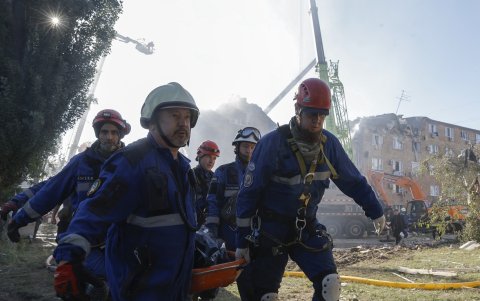 Rescatistas llevan el cuerpo de una víctima en el lugar de un ataque ruso a un edificio residencial de cinco pisos en Kiev, Ucrania, el 28 de agosto de 2025, en medio de la invasión rusa en curso.