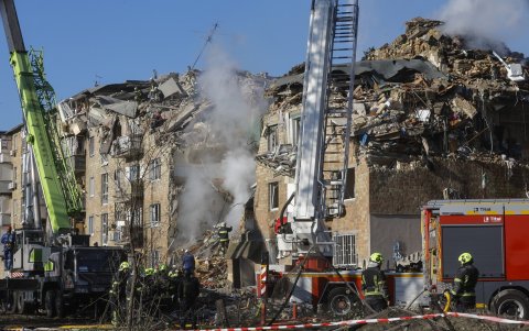 Rescatistas ucranianos trabajan en el lugar de un ataque ruso contra un edificio residencial de cinco plantas en Kiev, Ucrania, el 28 de agosto de 2025.