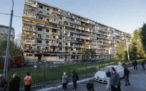 La gente local reacciona en el lugar de un ataque ruso cerca de un edificio residencial de nueve pisos en Kiev, Ucrania, el 28 de agosto de 2025, en medio de la invasión rusa en curso.