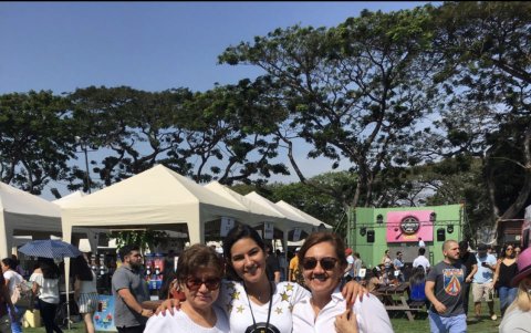 Visitantes disfrutan el Yummy.