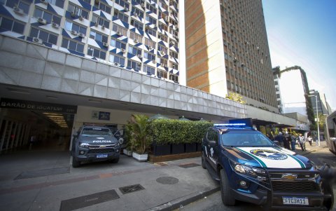 Oficial haciendo guardia afuera de una casa durante una operación dirigida a una red de lavado de dinero en Sao Paulo, Brasil, el 28 de agosto de 2025.