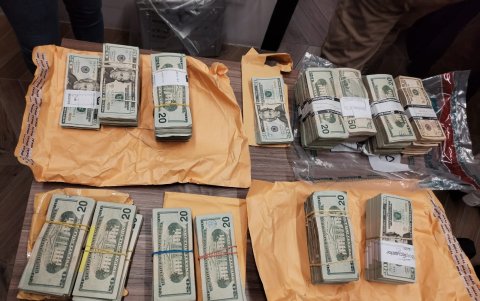 Este 28 de agosto de 2025, la Policía incautó $ 105.380 en una vivienda, en Plaza Lagos, en Guayaquil