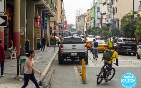 En la ciudad, pocos vehículos respetan la ciclovía.