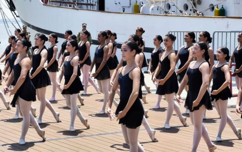 Cien bailarinas de doce academias de danza de Guayaquil participaron en la barra de ballet más grande del Ecuador.