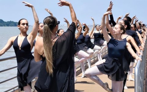 Bajo la dirección de la reconocida artista Yesenea Mendoza, las bailarinas brillaron en el Malecón 2000.