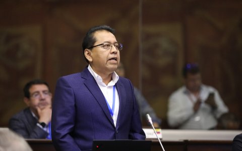 El asambleísta de Revolución Ciudadana César Palacios presentó la denuncia ante el CAL.