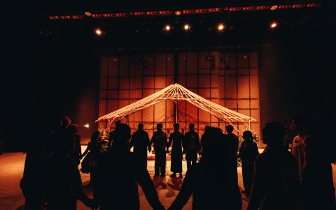 La puesta en escena integra además imágenes creadas por Felipe Jácome que acompañan la narración