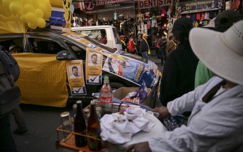 Un automóvil con carteles de campaña del candidato presidencial de Bolivia por la coalición Alianza Unidad, Samuel Doria Medina, circula por una calle de La Paz el 12 de agosto de 2025.