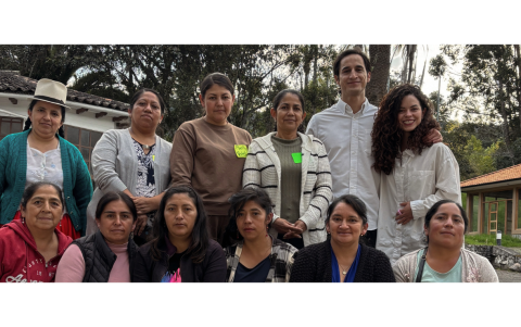 De izquierda a derecha: Elsa Borja, Ana Borja, Maribel Lucero, Gladis Nivelo, Caridad Carrión, Carmita Cuji, Martha Ruiz, Victoria Ruiz, Martín Solís