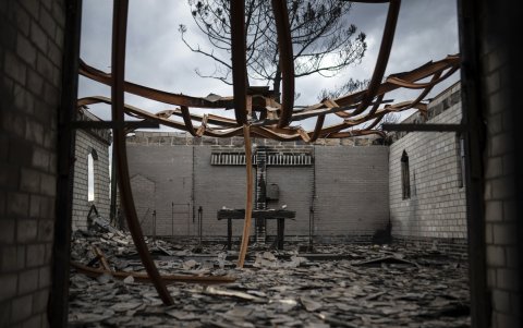 Se muestra una iglesia quemada después de un incendio forestal en el pueblo de Cesures, en el noroeste de España, el 27 de agosto de 2025.