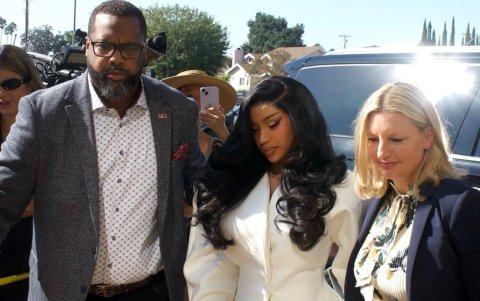 Cardi B entrendo al Tribunal de Los Ángeles. La prensa se arremolina alrededor de la cantante.
