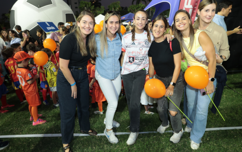 Belén Ferré, Karla Molina, Claudia Falconí, Arianna Malnati, Juliana Franco y Nabila Jalil.