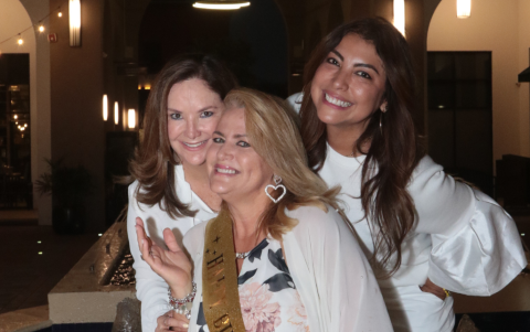 Kathya Loyola y Tatiana Paredes con Nony.