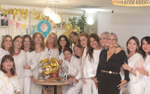 Nony con sus invitadas.