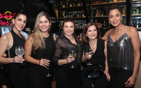 Jacqueline Febrero, Génesis Torres, Pekes Albornoz, Karina Izquierdo y Mirian Celi.