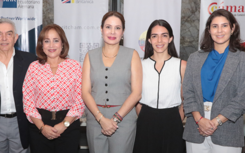 Eleodoro Rouillon, Aranzazu de Gomendiourrutia, Vianna Maino, Daniela Rouillon y Marcela Mardonez.