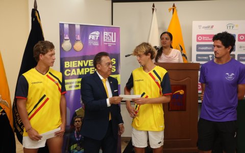 Patricio Galarza le entrega un reconocimiento económico a Emilio Camacho y Francisco Castro por destacar en los Juegos Panamericanos Junior de Asunción.