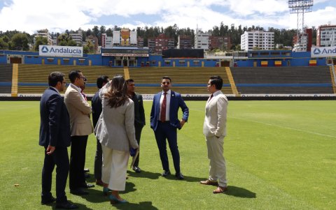 El Viceministro José David Jiménez, conversa con sus colaboradores cercanos