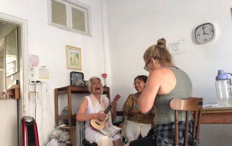 Débora es acompañada por dos de sus amigas quienes le acompañan en el proceso de encontrar asilo.