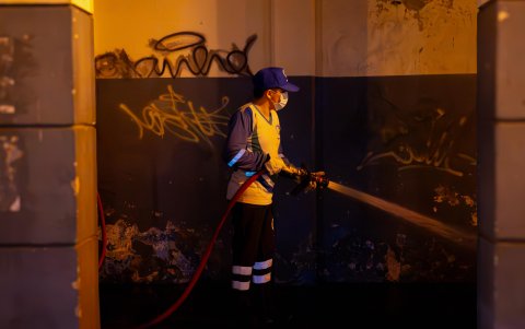 Lavado nocturno en la ciudad.