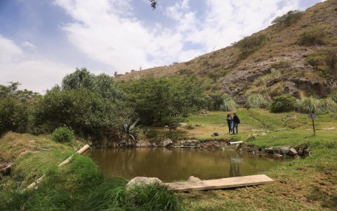 Al final del recorrido hay un ojo de agua natural donde es posible sumergir los pies y recibir una terapia natural.