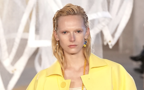 La modelo Alex Consani, pionera trans en la pasarela de Victoria’s Secret, regresa en 2025 como símbolo de diversidad y estilo vanguardist